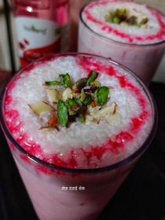 रोज़ ठंडाई शेक (rose thandai shake recipe in Hindi) रेसिपी मुख्य फोटो