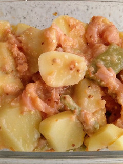 Una foto de Ensalada de patatas y judías verdes con salmón