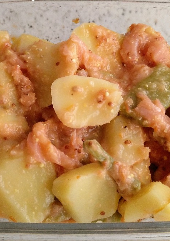Una foto de Ensalada de patatas y judías verdes con salmón