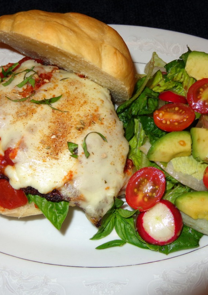 Una foto de SANDWICH DE MILANESA DE VACUNO A LA PARMESANA. JON STYLE