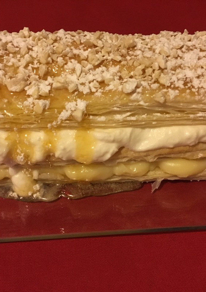 Una foto de Milhojas de crema pastelera y frosting de queso
