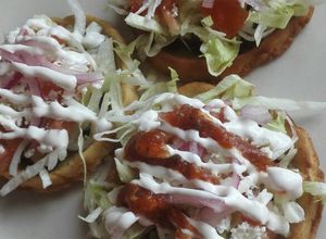 Una foto de Gorditas (sopes) de asientos de chicharrón