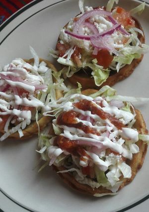 Una foto de Gorditas (sopes) de asientos de chicharrón