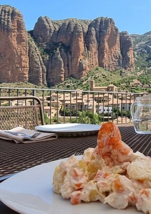 Una foto de Ensaladilla de Patata y Langostinos