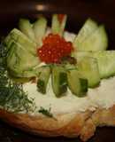 Бутерброды с огурцом и красной икрой