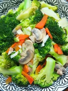 蘑菇炒花椰菜 的食譜成品照片