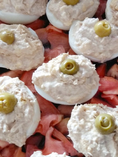 Una foto de Huevos rellenos de atún con mayonesa