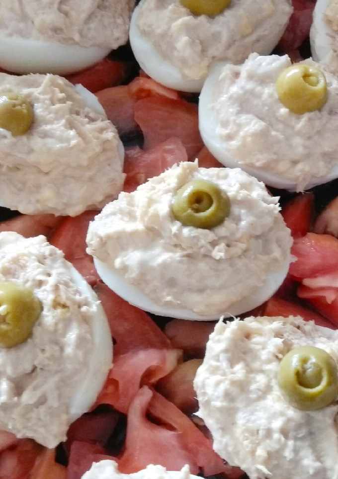Una foto de Huevos rellenos de atún con mayonesa