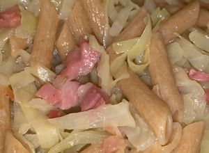Foto di Penne integrali risottate con cavolo cappuccio, pancetta e semi di finocchio