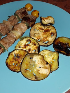 Una foto de Brochetas de Añojo y Berenjena a la Miel