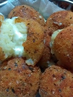Una foto de Bombas de papa con queso❣️