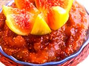 Una foto di dolce con marmellata di fichi