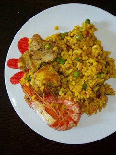 Una foto de Paella de conejo y gambón🌿☀️🌻