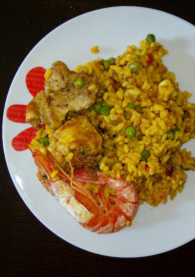 Una foto de Paella de conejo y gambón🌿☀️🌻