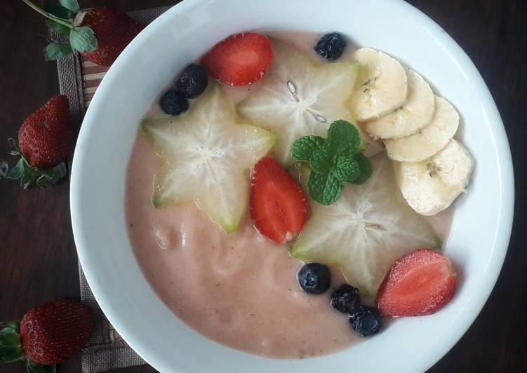 Resep Smoothie bowl 2 (mix star fruit, strawbery, banana, pineapple) yang Lezat