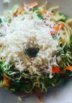 Una foto de Espaguetti con verduras y brócoli
