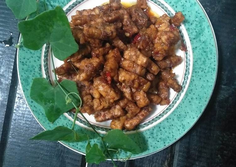 Cara Gampang Menyiapkan Tumis tempe goreng, Enak Banget