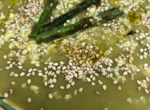 Foto principal de 220. Crema de espárragos trigueros con huevos de codorniz (entrante sopa)