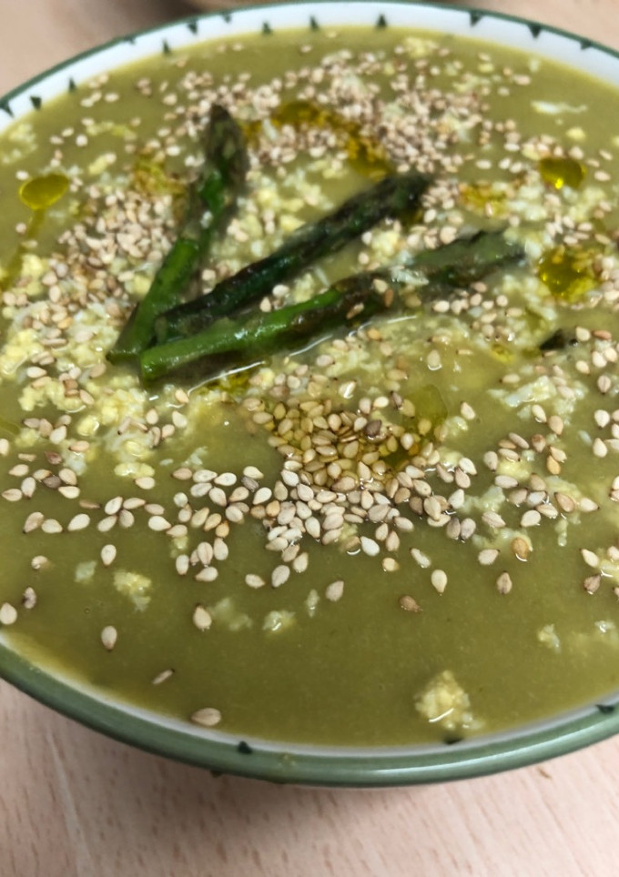 Una foto de 220. Crema de espárragos trigueros con huevos de codorniz (entrante sopa)