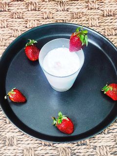 स्ट्रॉबेरी मिल्कशेक(strawberry milkshake recipe in hindi) रेसिपी मुख्य फोटो
