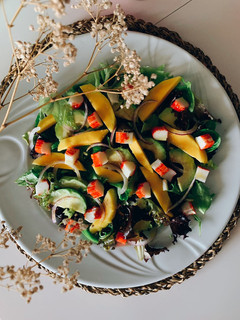 Una foto de Ensalada de aguacate, mango y surimi