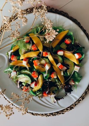 Foto principal de Ensalada de aguacate, mango y surimi