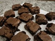 Una foto de brownie nesquik y aceite