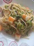 Spaghetti con vongole, zucchine e surimi