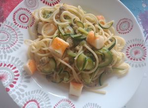 Foto di Spaghetti con vongole, zucchine e surimi