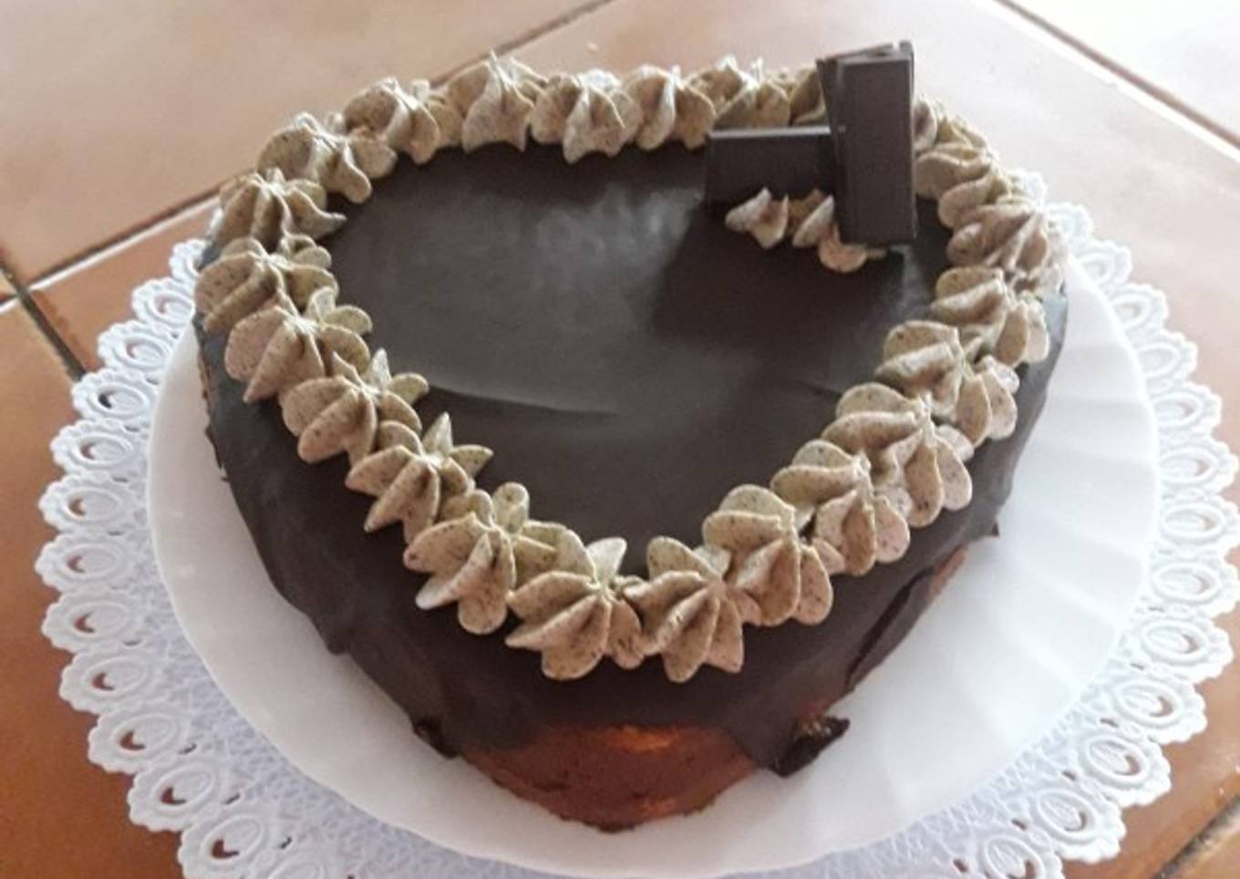Tarta rellena de trufa, chocolate con crema de whisky y café