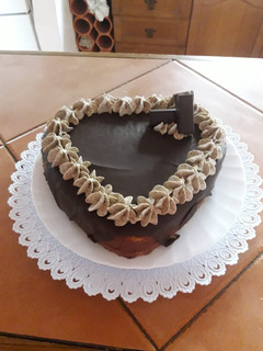 Una foto de Tarta rellena de trufa, chocolate con crema de whisky y café