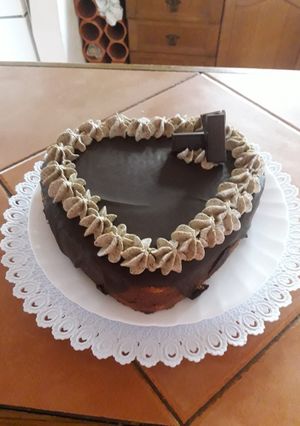 Una foto de Tarta rellena de trufa, chocolate con crema de whisky y café