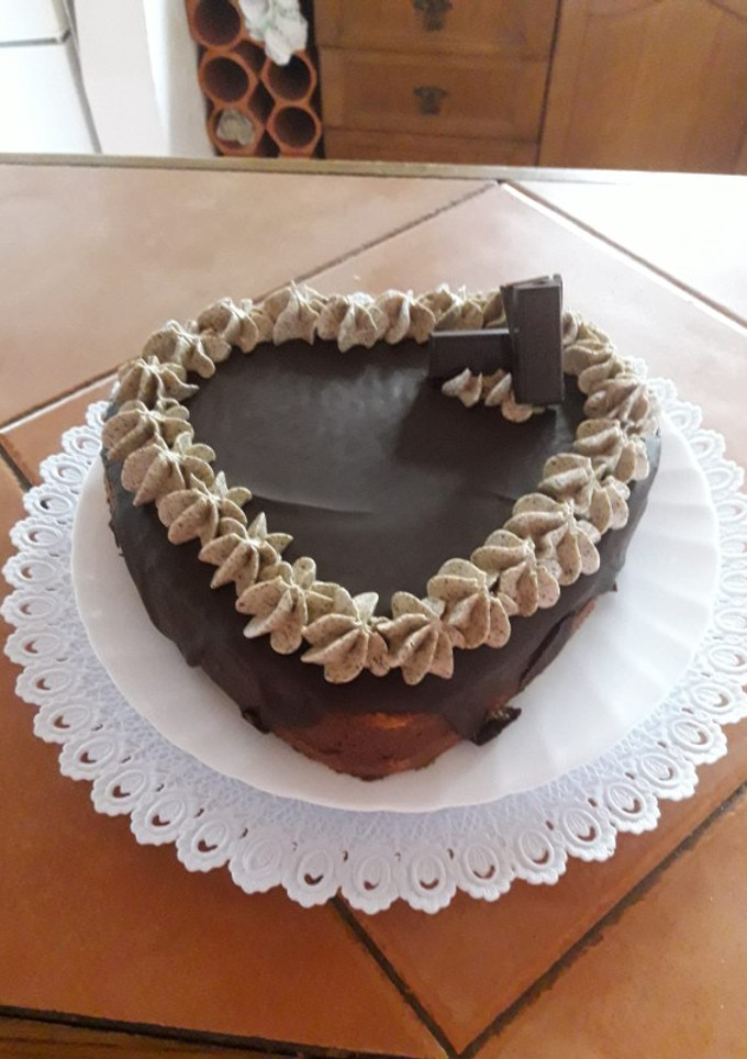 Una foto de Tarta rellena de trufa, chocolate con crema de whisky y café