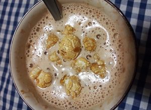 Una foto de Cappuccino con palomitas de caramelo ☕🌽🍬