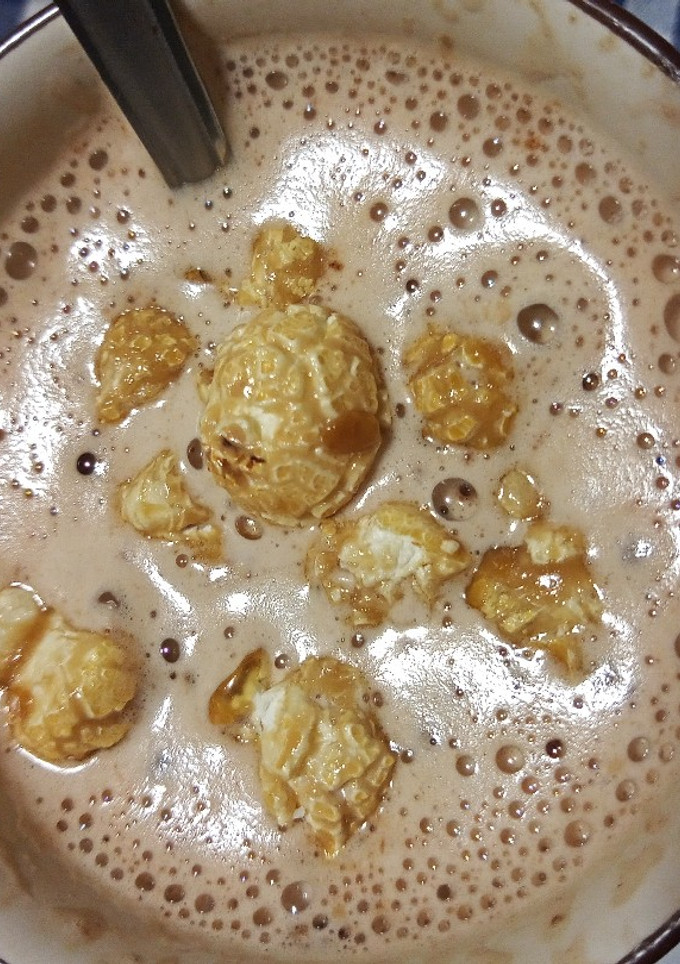 Una foto de Cappuccino con palomitas de caramelo ☕🌽🍬