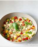 Insalata estiva di farro e orzo con peperoni e mozzarella