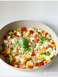Foto di Insalata estiva di farro e orzo con peperoni e mozzarella