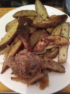 Una foto de Papas bravas con carne al jugo