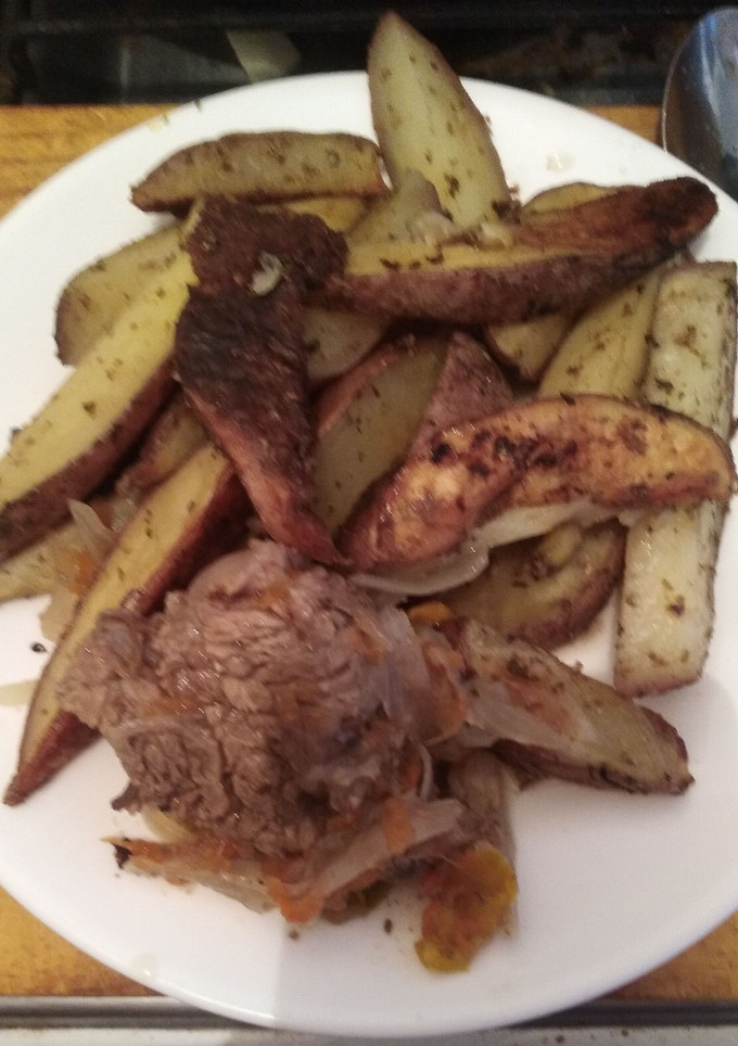Una foto de Papas bravas con carne al jugo