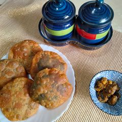 A picture of Bathua ki kachori.