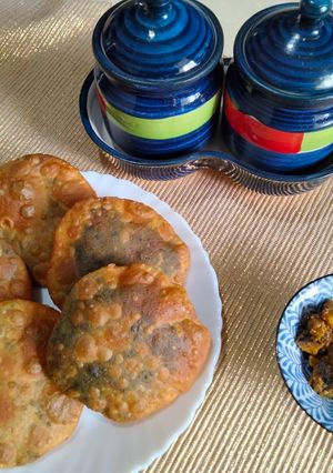 A picture of Bathua ki kachori.