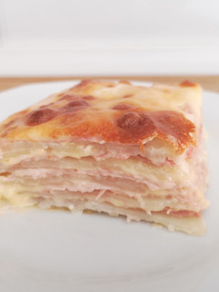 Una foto de Gratén de patata, jamón cocido y queso