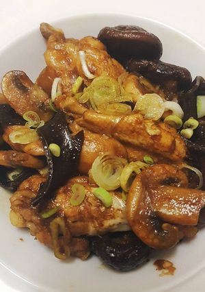 Hình của món Gà om xì dầu nấm hương.