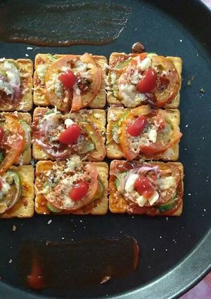 A picture of Crackers Cheesy Pizza Starter.