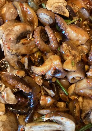 A picture of California Farm Squid with Mushrooms in Peppersauce.