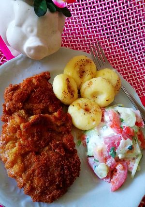 Zdjęcie przepisu Kluski z dziurką oraz kotlet z łopatki.