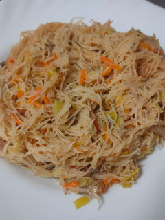 Una foto de Fideos de arroz con verduras