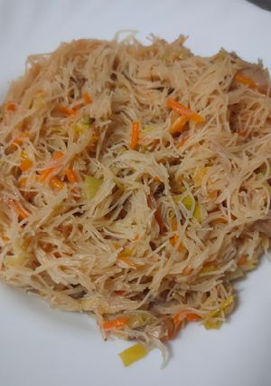 Una foto de Fideos de arroz con verduras