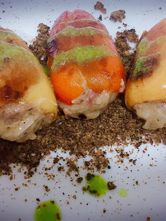 Foto principal de Pimientos dulces marineros con tierra de ajo negro y vinagreta verde