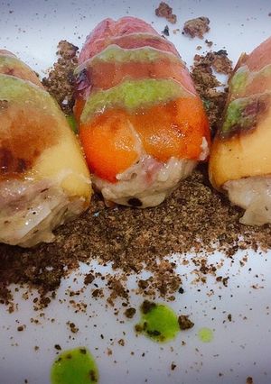 Foto principal de Pimientos dulces marineros con tierra de ajo negro y vinagreta verde